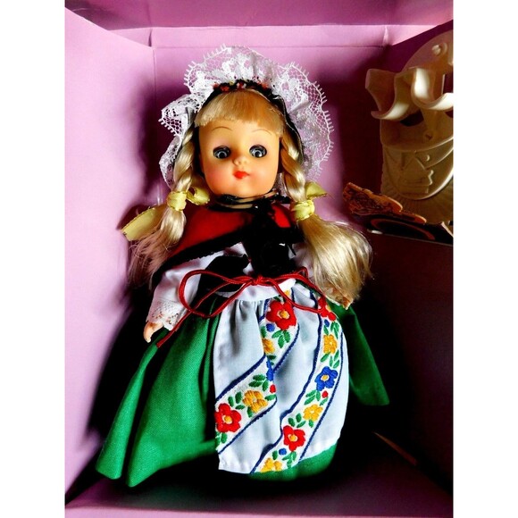 dolls of all nations Other - SCANDINAVIA No. 139 Dolls Of All Nations Bookshelf Collectables